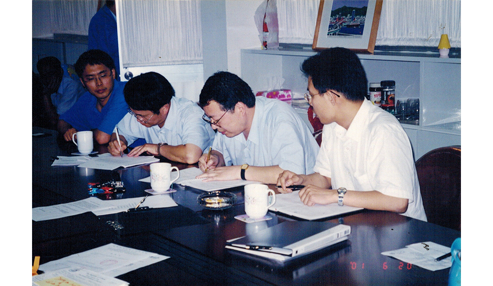 2001年6月，公司第一艘万吨级船舶交船仪式