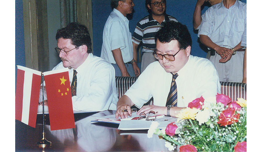 1996年，公司代理国风塑业引进奥地利格瑞纳公司设备项目签约仪式现场