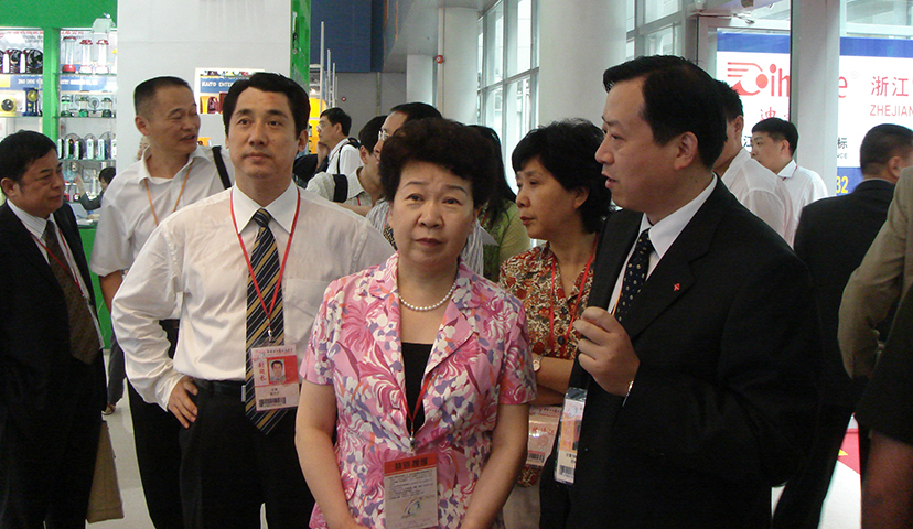 2006年10月，时任安徽省副省长文海英（前排中）视察我司展位